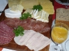 Wurst-Käse-Platte am Frühstückstisch